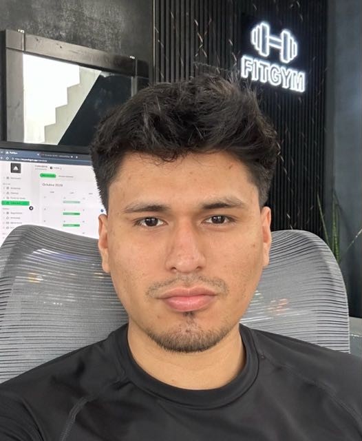 Adriano en la recepción de FitGym